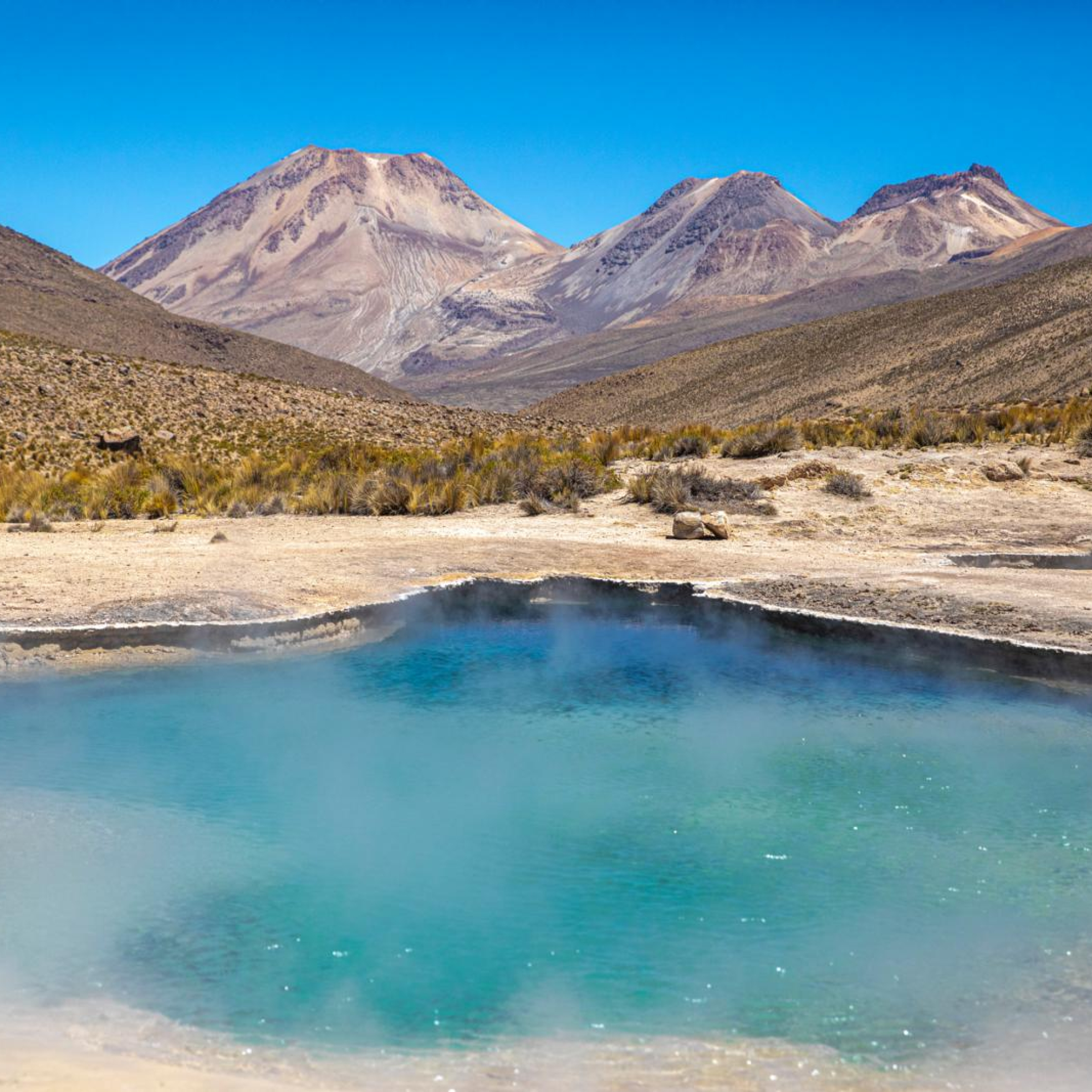 Laguna azul en Valle de Géiseres-Perú
