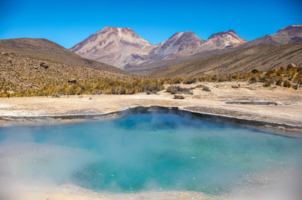 Laguna azul en Valle de Géiseres-Perú