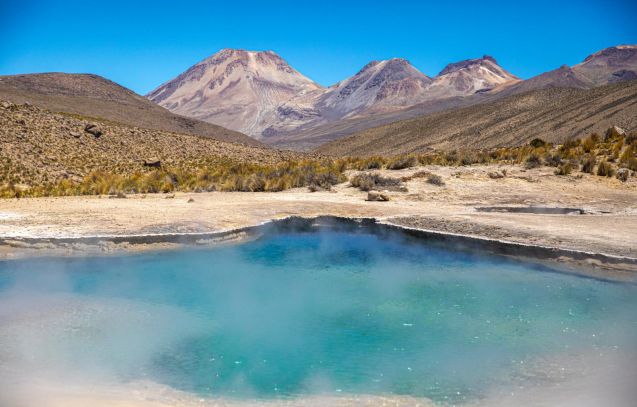 Laguna azul en Valle de Géiseres-Perú