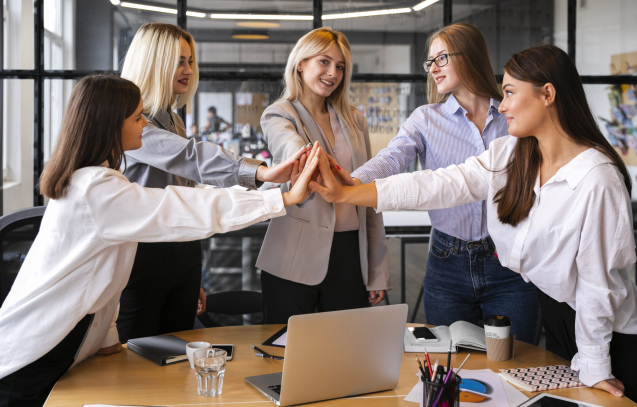 mujeres-reunidas-para-celebrar-el-exito-empresarial