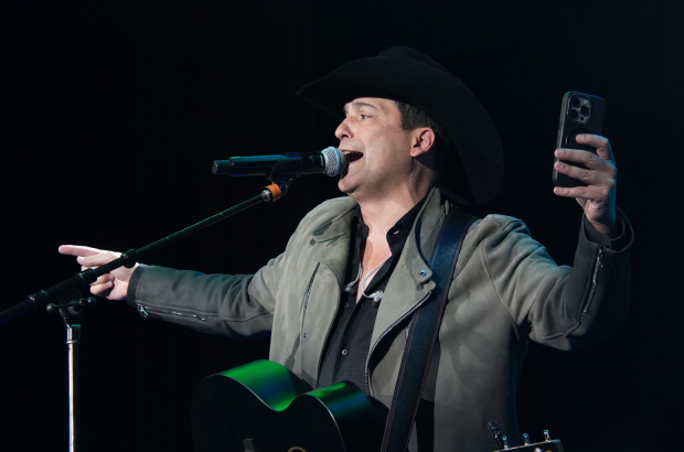 BOBBY PULIDO.
Invitados: Kevin Aguilar, Don Roberto Pulido, Víctor García y Santa Fe Klan.