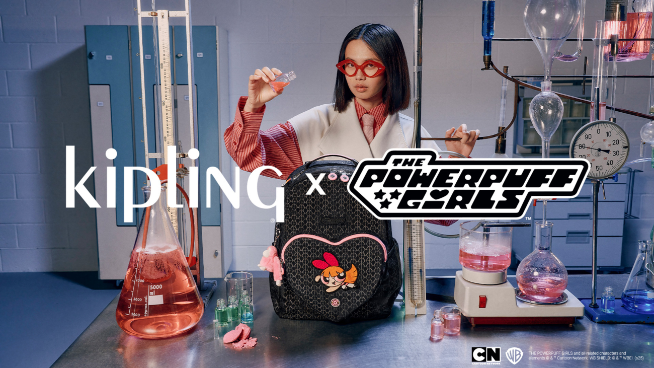 KV_FALL25_KiplingxThePowerpuffGirls_Seoul_PPG_Black_Blossom_Puller_LOGO_1920x1080