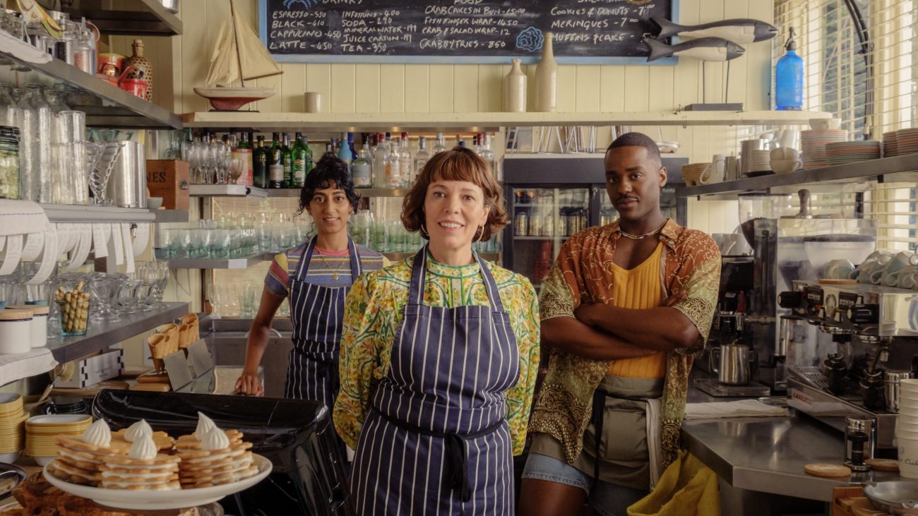 Sunita Mani, Olivia Colman, and Ncuti Gatwa in THE ROSES. Photo by Jaap Buitendijk, Courtesy of Searchlight Pictures. © 2025 Searchlight Pictures All Rights Reserved.