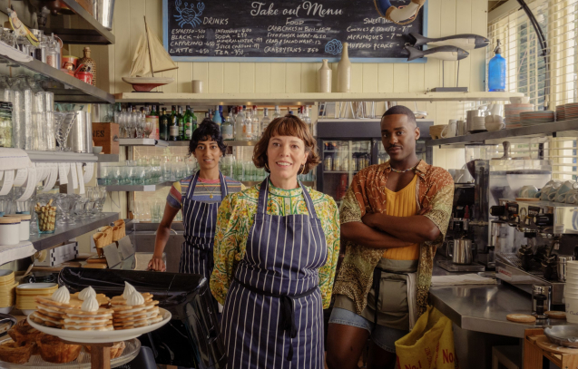 Sunita Mani, Olivia Colman, and Ncuti Gatwa in THE ROSES. Photo by Jaap Buitendijk, Courtesy of Searchlight Pictures. © 2025 Searchlight Pictures All Rights Reserved.