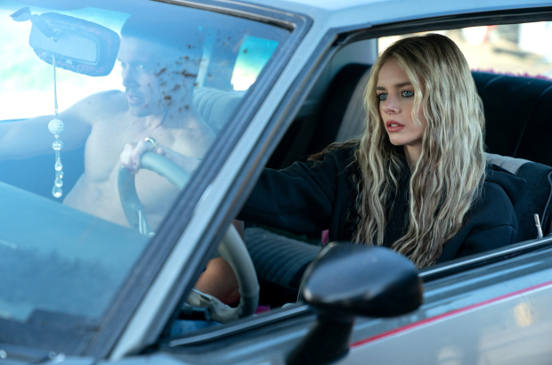 (L-R) Karl Glusman as John and Samara Weaving as Edie in 20th Century Studios' EENIE MEANIE. Photo by Zac Popik. © 2025 20th Century Studios. All Rights Reserved.