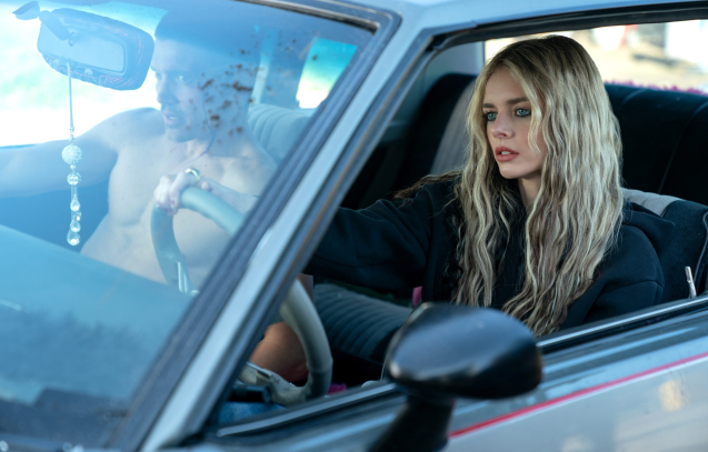 (L-R) Karl Glusman as John and Samara Weaving as Edie in 20th Century Studios' EENIE MEANIE. Photo by Zac Popik. © 2025 20th Century Studios. All Rights Reserved.