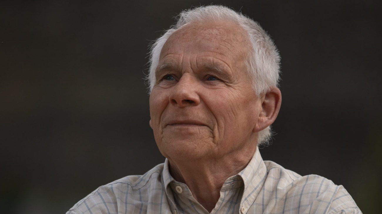 vista-frontal-anciano-sentado-en-un-banco (1)