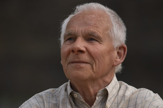 vista-frontal-anciano-sentado-en-un-banco (1)