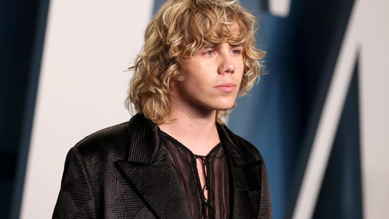 MV5BMDRiOWVjZTktOGNmYi00YjZjLWJhYmQtNzM1MDlmM2E3YjllXkEyXkFqcGc@._V1_