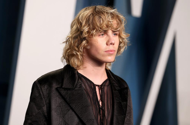 MV5BMDRiOWVjZTktOGNmYi00YjZjLWJhYmQtNzM1MDlmM2E3YjllXkEyXkFqcGc@._V1_