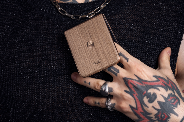 2025_MOTO-RAZR_ORION_STUDIO_150dpi_4_v3