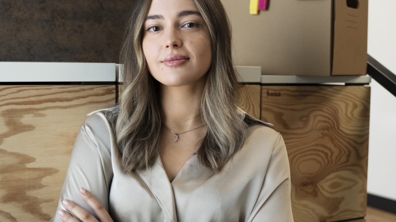 mujer-de-tiro-medio-posando-en-la-oficina