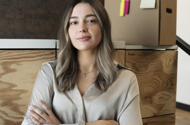 mujer-de-tiro-medio-posando-en-la-oficina