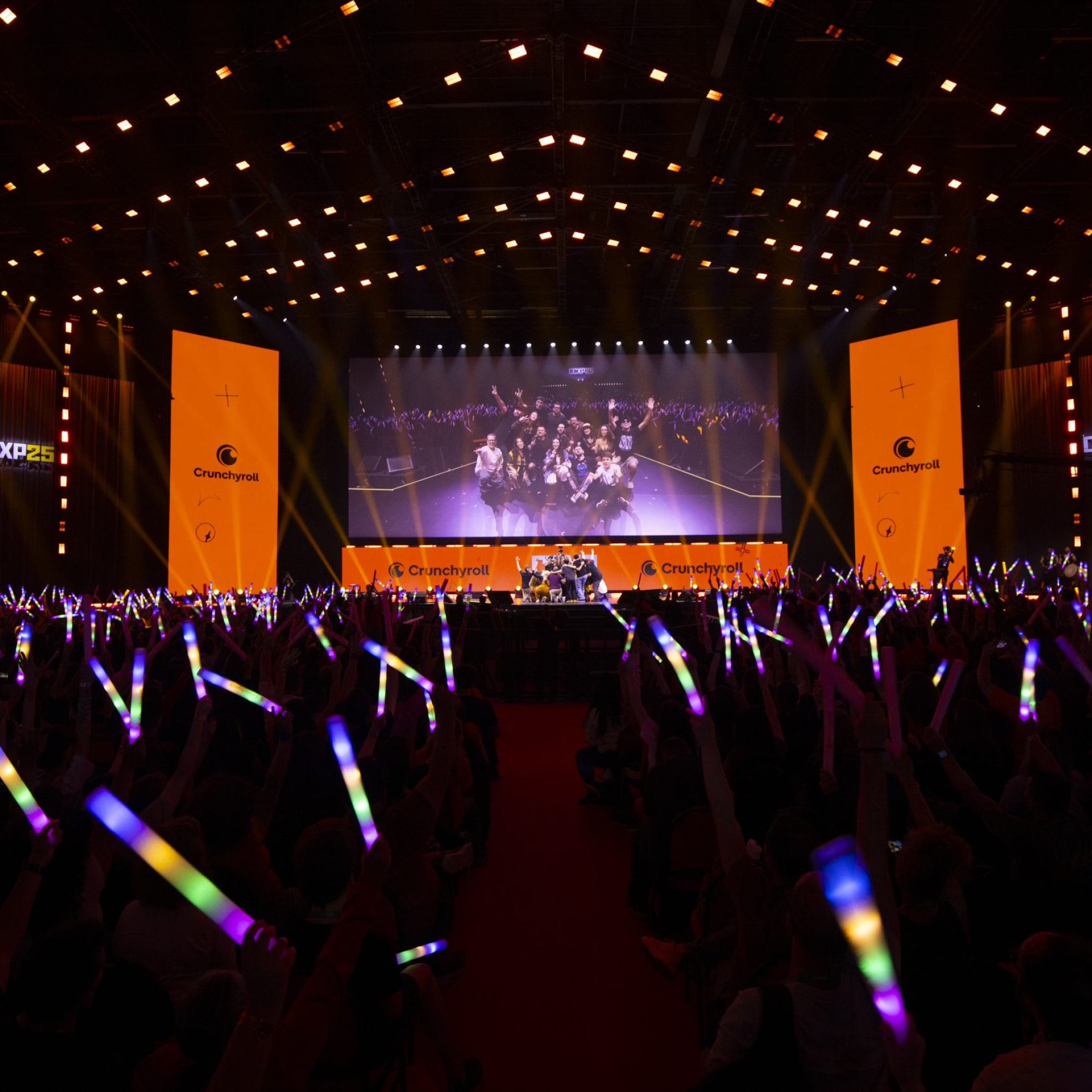 Encuentro de actores de doblaje en el escenario_Alemao Silva_ Crunchyroll