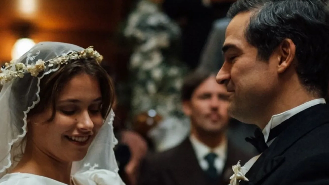 Alfonso-Herrera-y-Nicole-Wallace-le-dan-vida-a-La-casa-de-los-espiritus