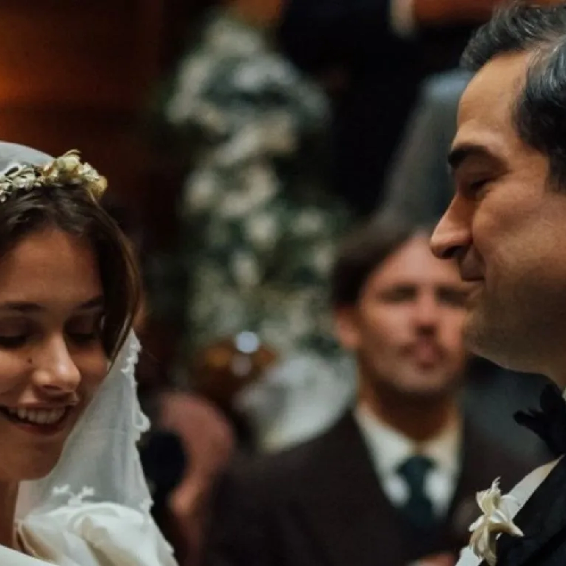 Alfonso-Herrera-y-Nicole-Wallace-le-dan-vida-a-La-casa-de-los-espiritus