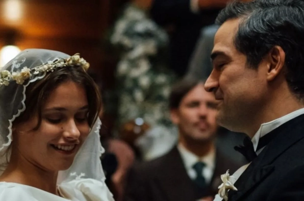 Alfonso-Herrera-y-Nicole-Wallace-le-dan-vida-a-La-casa-de-los-espiritus