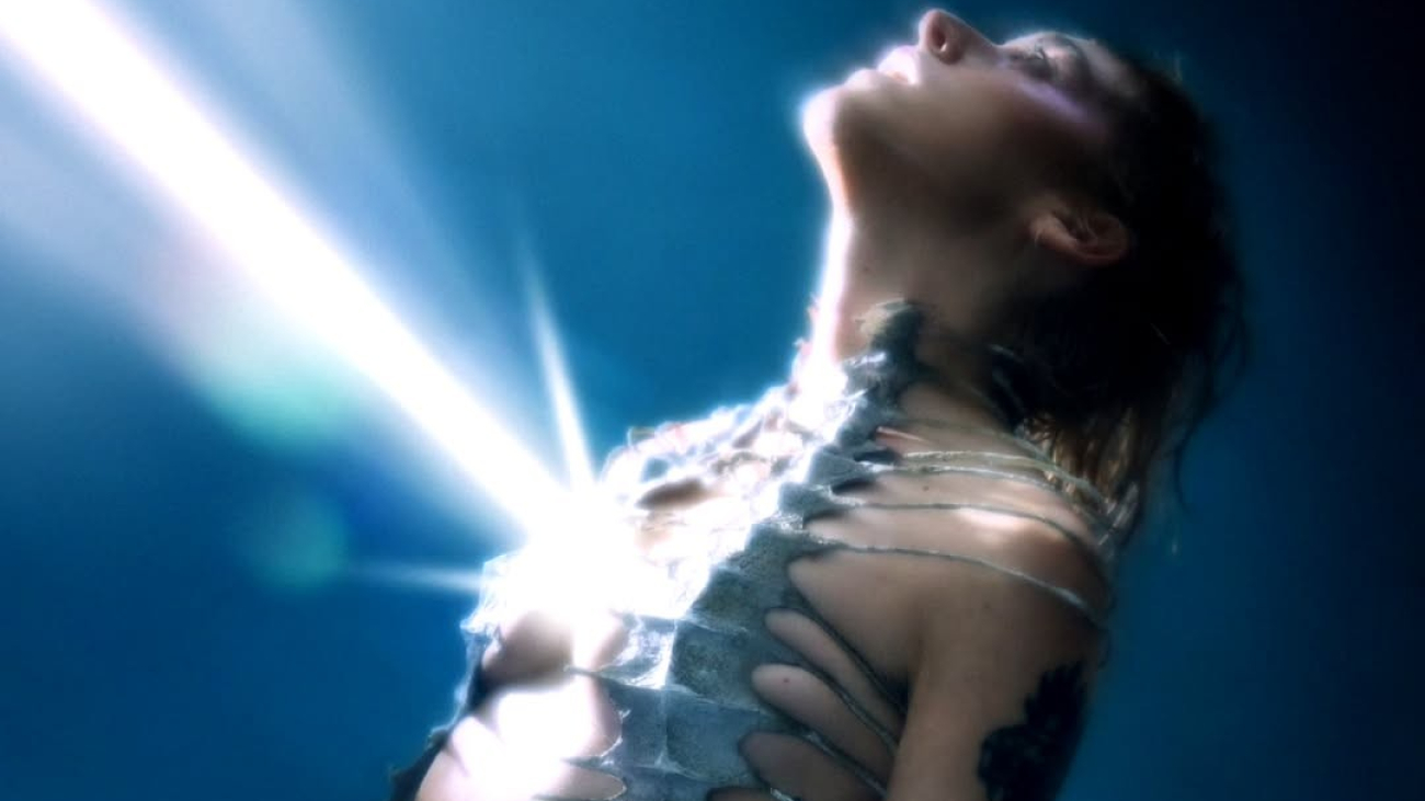 Estoy muy emocionada. Ya está afuera.Este disco habla de la luz que hay en la herida, esa que p