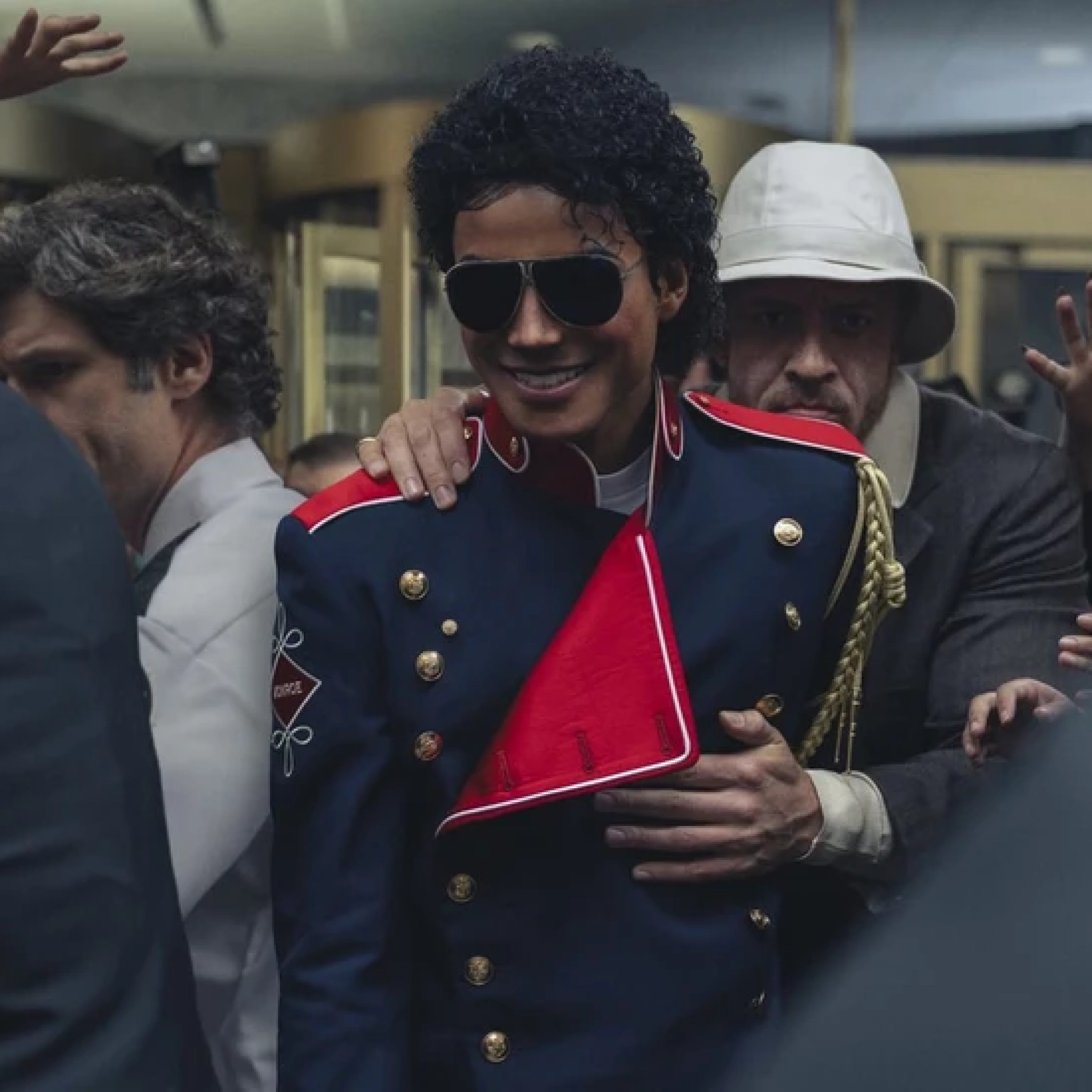 michael-jackson-be3ff2d9-focus-0-0-825-550