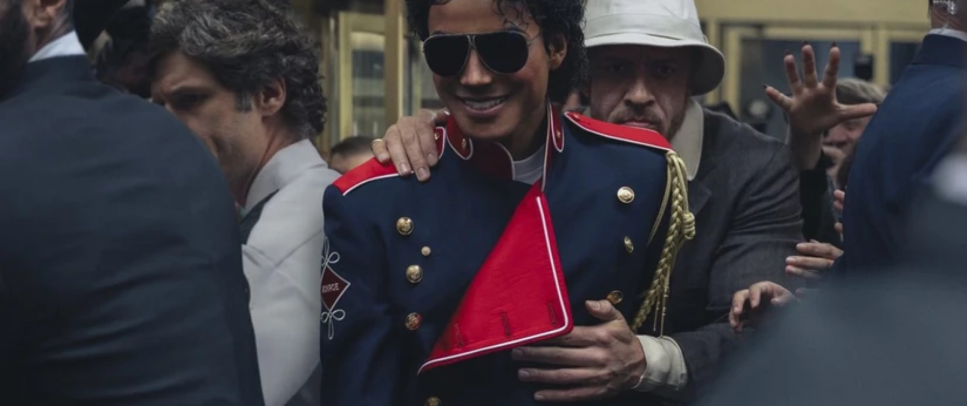 michael-jackson-be3ff2d9-focus-0-0-825-550